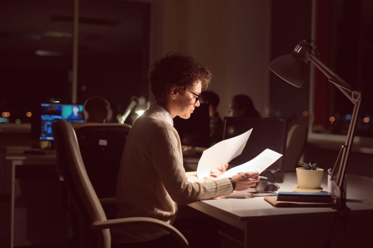 Estudiantes participando activamente en sesión grupal